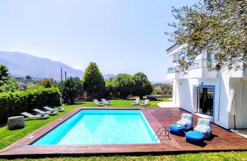 Episkopi House | 245 m² House ∙ 5 bedrooms ∙ 11 guests