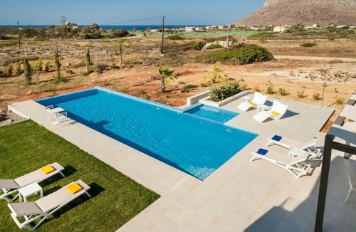 Stavros Villa | 250 m² Villa ∙ 4 bedrooms ∙ 8 guests