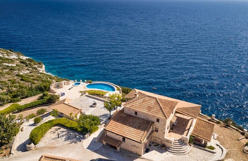Korithi Villa | 250 m² Villa ∙ 4 bedrooms ∙ 8 guests