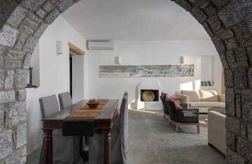 Pefkos Villa | 250 m² Villa ∙ 6 bedrooms ∙ 15 guests