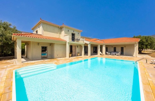 Kateleios Villa | 265 m² Villa ∙ 4 bedrooms ∙ 8 guests