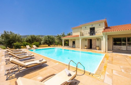 Kateleios Villa | 265 m² Villa ∙ 4 bedrooms ∙ 8 guests