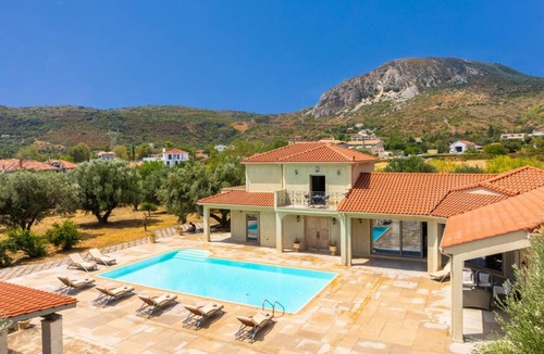 Kateleios Villa | 265 m² Villa ∙ 4 bedrooms ∙ 8 guests
