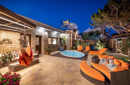 Koutsouras House | 270 m² House ∙ 7 bedrooms ∙ 18 guests