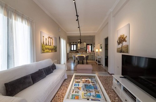 Kalamata Villa | 270 m² Villa ∙ 6 bedrooms ∙ 16 guests