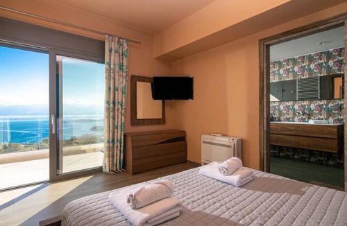 Agios Nikolaos House | 275 m² Farmhouse ∙ 5 bedrooms ∙ 10 guests