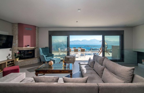 Agios Nikolaos House | 275 m² Farmhouse ∙ 5 bedrooms ∙ 10 guests