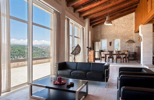 Monopari House | 280 m² House ∙ 3 bedrooms ∙ 7 guests