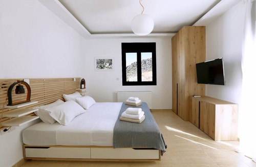 Vrachasi House | 280 m² House ∙ 5 bedrooms ∙ 10 guests