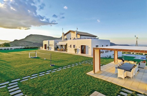 Nikos Kazantzakis House | 295 m² House ∙ 6 bedrooms ∙ 12 guests