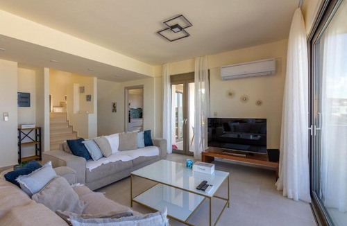 Vathianos Kampos Apartment | 3 Bedroom Villa with Stunning Sea View & Private Parking
