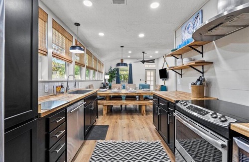 San Leon House | 3 Bedrooms and 2 Baths + Hot Tub walking distance to Bay and Pier 6
