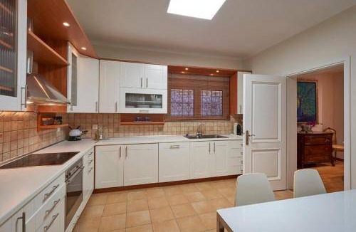 Saronikos Villa | 300 m² Villa ∙ 4 bedrooms ∙ 8 guests