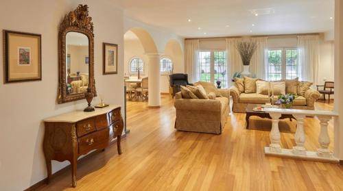Saronikos Villa | 300 m² Villa ∙ 4 bedrooms ∙ 8 guests
