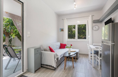 Salakos Apartment | 30roses Apartment with Garden and Hot Tub