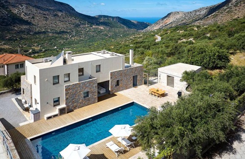 Vrachasi House | 315 m² House ∙ 5 bedrooms ∙ 10 guests