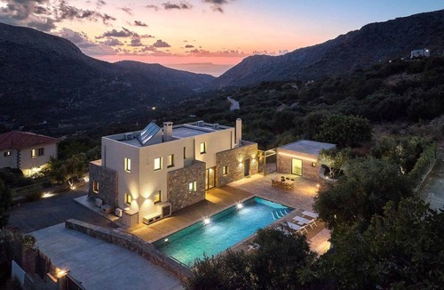Vrachasi House | 315 m² House ∙ 5 bedrooms ∙ 10 guests