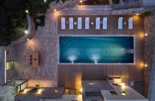 Vrachasi House | 315 m² House ∙ 5 bedrooms ∙ 10 guests