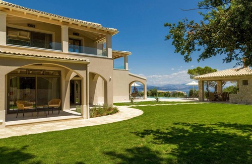 Dassia House | 350 m² House ∙ 5 bedrooms ∙ 10 guests