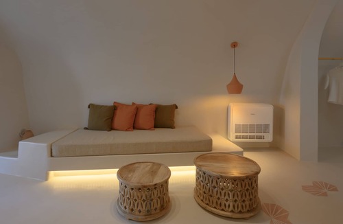 Megalochori Hotel | 35m² Junior cave suite with terrace, kitchenette by Elements Suites