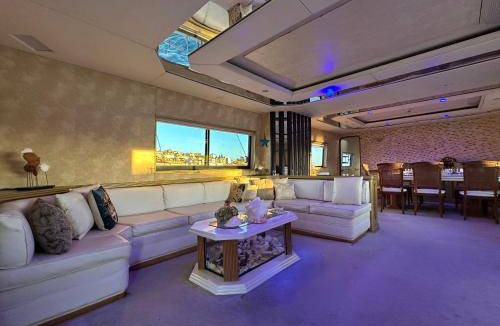 Kavala Boat Rental | 36 m² Houseboat ∙ 2 guests
