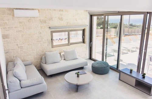 Adelianos Kampos Villa | 360 m² Villa ∙ 8 bedrooms ∙ 16 guests