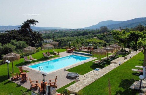 Agia House | 370 m² Farmhouse ∙ 9 bedrooms ∙ 18 guests