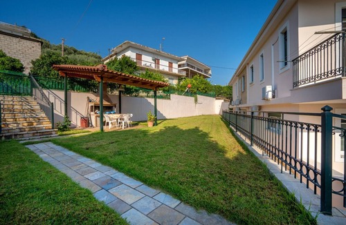 Paralia Platanou House | 4' from the sea family house in a garden with lawn and trees
