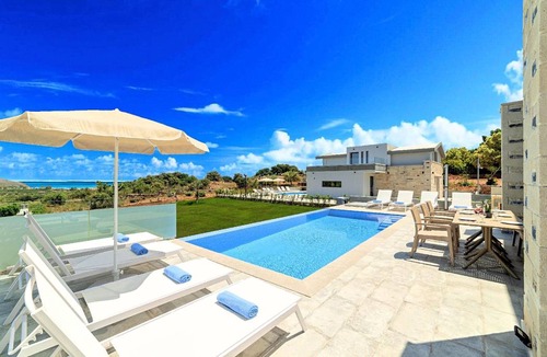 Mathes House | 400 m² House ∙ 10 bedrooms ∙ 30 guests