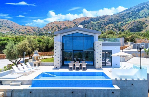 Mathes House | 400 m² House ∙ 10 bedrooms ∙ 30 guests
