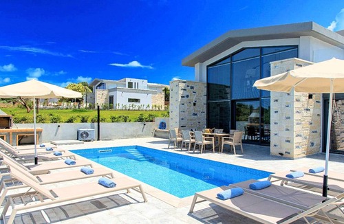 Mathes House | 400 m² House ∙ 10 bedrooms ∙ 30 guests