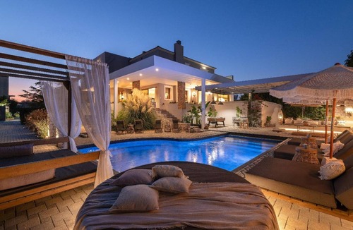 Petaloudes House | 400 m² House ∙ 5 bedrooms ∙ 14 guests