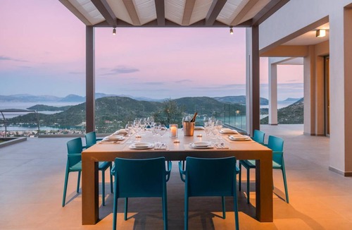 Nidri Villa | 400 m² Villa ∙ 5 bedrooms ∙ 10 guests