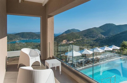 Nidri Villa | 400 m² Villa ∙ 5 bedrooms ∙ 10 guests