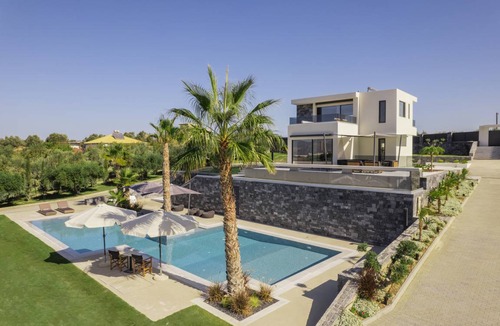 Heraklion Villa | 400 m² Villa ∙ 6 bedrooms ∙ 14 guests