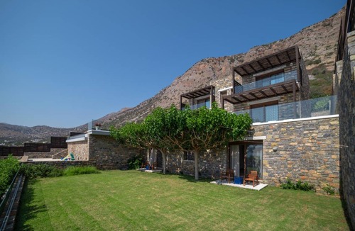 Kounelion House | 415 m² Farmhouse ∙ 5 bedrooms ∙ 10 guests