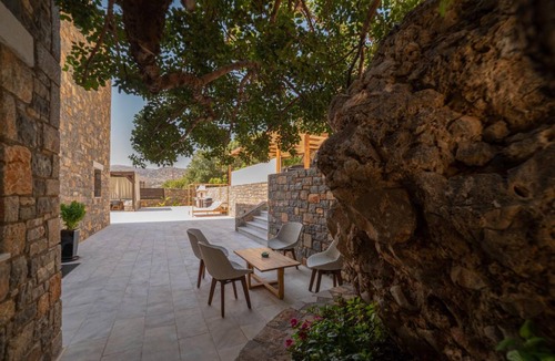 Kounelion House | 415 m² Farmhouse ∙ 5 bedrooms ∙ 10 guests