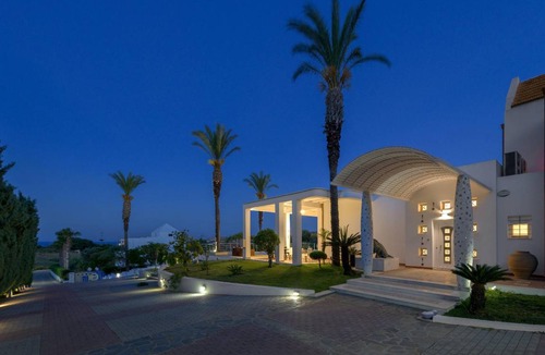 Asgourou House | 450 m² House ∙ 5 bedrooms ∙ 14 guests