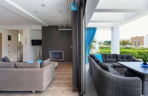 Haniotis Villa | 450 m² Villa ∙ 3 bedrooms ∙ 6 guests