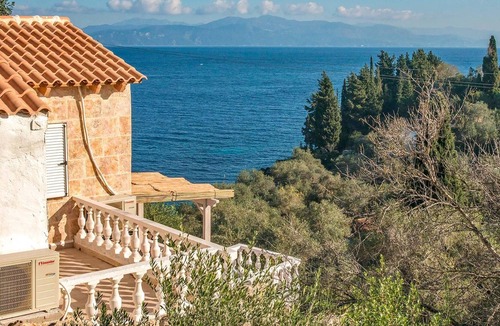 Longos Villa | 5-min walk to the beach, great views, BBQ
