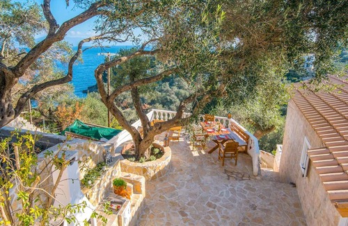 Longos Villa | 5-min walk to the beach, great views, BBQ