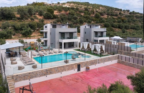 Roumeli Villa | 700 m² Villa ∙ 14 bedrooms ∙ 28 guests