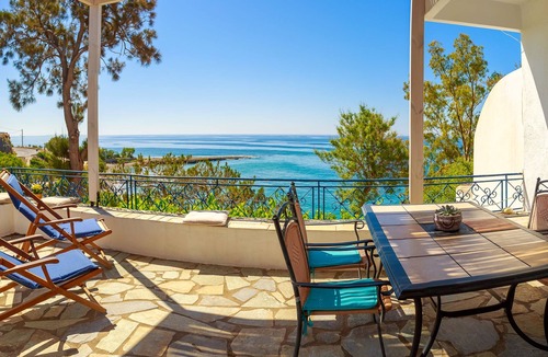 Agios Panteleimonas House | A wonderful home by the sea