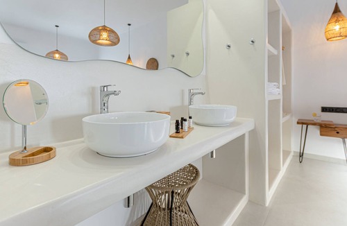 Naxos Town Apartment | Adamas Studios Emerald Room