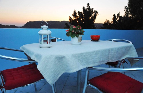 Agios Georgios Pagon Apartment | Agios Georgios - 2 Beds - Sleeps 5 - Free Parking