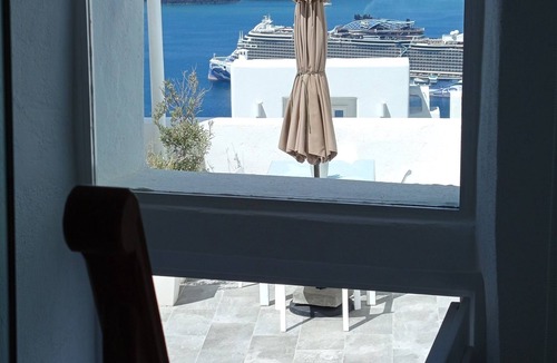 Fira Villa | AKRON CLIFF SUITE LOCATED IN FIRA WITH VOLCANO AND SUNSET VIEW