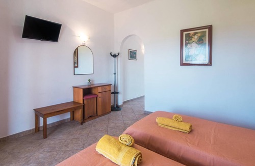 Ag. Georgios Apartment | Aleka Apartment 5 with Sea View, Terrace, Balcony & Wi-Fi