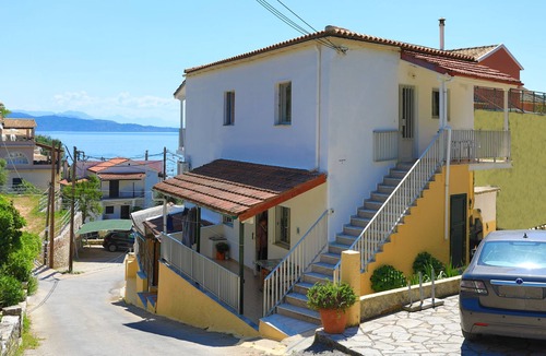 Katavolos Apartment | Alexandra, Renovated, for 4, near Kaminaki beach, A/C, WiFi