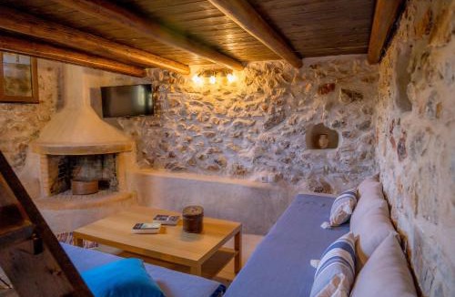 Omales House | Aloni Wood & Stone
