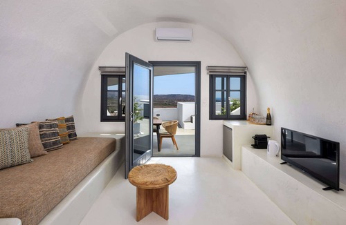 Akrotiri Apartment | Amphora Meltemi Seaview Gem w/Private Jacuzzi